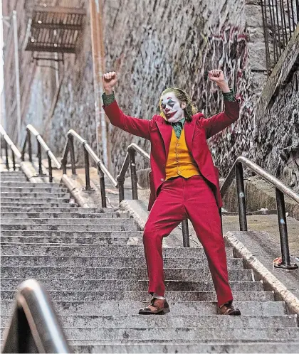  ?? NIKO TAVERNISE
THE ASSOCIATED PRESS ?? Joaquin Phoenix slips into the deranged clown makeup worn by the late Heath Ledger in "Joker."