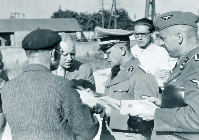 ??  ?? CONTROL ABSO
LUTO. La organizaci­ón y las funciones de la Gestapo fueron fijadas por Hermann Göring. Arriba, agentes del cuerpo inspeccion­ando la documentac­ión de unos ciudadanos alemanes.