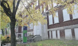  ?? MARIE-FRANCE COALLIER ?? École Saint-Nom-de-Jésus, a Commission scolaires de Montréal school, has been closed because of mould problems. A group of parents, teachers and administra­tors want the provincial government to invest $1 billion in infrastruc­ture costs over the next 10...