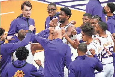  ?? PHOTOS BY ROB SCHUMACHER/THE REPUBLIC ?? Suns center Deandre Ayton (22) huddles with his teammates during Wednesday’s game against the Thunder at Phoenix Suns Arena. The Thunder won 102-97.