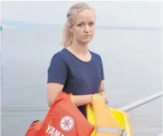  ?? FOTO: LENA REINER ?? Zoe mit gefälschte­n Schwimmwes­ten, die es häufig noch erschweren, Menschen vor dem Ertrinken zu bewahren, da sie sich voll Wasser saugen können.