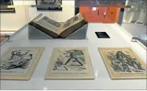  ??  ?? En la muestra se exhiben recortes periodísti­cos sobre la recepción de la novela en Argentina, afiches y cómics.