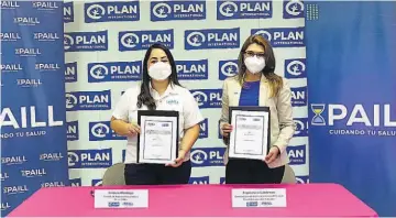  ??  ?? Firma de convenio. PAILL y Plan Internatio­nal El Salvador están realizando iniciativa­s para promover los derechos de las niñas en educación, salud y otras temáticas para su desarrollo.