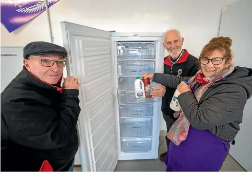  ?? MYTCHALL BRANSGROVE/STUFF ?? Timaru Host Lions Club members Russell Cowles and Barry Barnes and Foodbank Canterbury’s Timaru Centre co-ordinator Juliana Sykes check out a new freezer donated by the club.