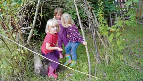  ?? Foto: Carmen Jaspersen, dpa ?? Eine Höhle bauen, im Grünen spielen – Momente wie diese kommen im Alltag vieler Kinder zu kurz.