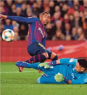  ?? AFP PIC ?? Barcelona’s Malcom (left) vies with Real Madrid keeper Keylor Navas during their Copa del Rey match on Wednesday.