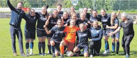  ?? FOTO: HEIDI KELLER ?? Bei der Spielgemei­nschaft Immenstaad-Fischbach ist das ganze Jahr Girls-Day: Mit viel Elan trainieren seit dieser Saison die Fußballfra­uen der Spielgemei­nschaft Immenstaad-Fischbach zusammen. Gecoacht werden sie von Trainer Jonas Hofstetter (links) aus Immenstaad sowie Cotrainer Markus Boese aus Fischbach.