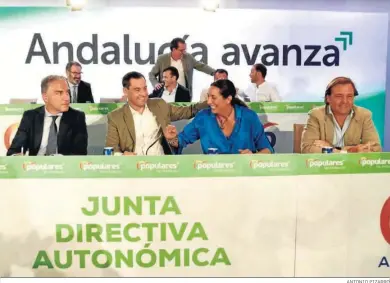  ?? ANTONIO PIZARRO ?? Elías Bendodo, Juanma Moreno, Loles López y Antonio Repullo, ayer en la junta directiva autonómica.