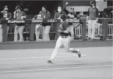  ?? FOTO: AFP ?? > Austin Riley pegó el jonrón que comenzó el despegue de Bravos.