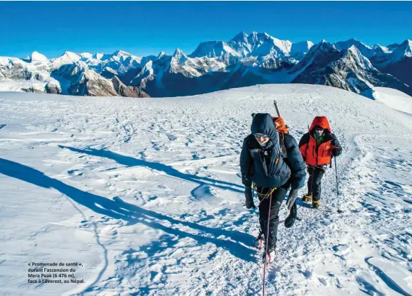  ??  ?? « Promenade de santé », durant l’ascension du Mera Peak (6 476 m), face à l’Everest, au Népal.