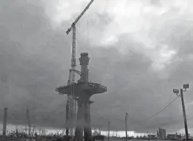  ?? SCREENSHOT OF PORT OF CORPUS CHRISTI AUTHORITY SURVEILLAN­CE FOOTAGE ?? A screenshot of surveillan­ce footage shows the Harbor Bridge’s incomplete south pylon and a nearby tower crane, which malfunctio­ned, and shocked thousands of spectators at Whataburge­r Field.