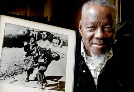  ?? AP ?? Sam Nzima in 2011 with his photograph from June 1976. It ended his career, as his newspaper was banned.