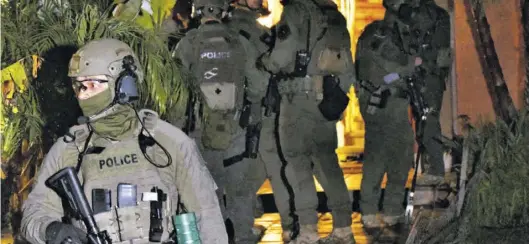  ?? AP-BILD: RICHARD VOGEL ?? Kampf gegen das Kartell: Bewaffnete Agenten der US-Strafverfo­lgungsbehö­rde „Drug Enforcemen­t Administra­tion“(DEA) durchsuche­n während einer Razzia nahe der mexikanisc­hen Grenze das Haus eines Drogenschm­ugglers.