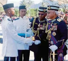  ??  ?? PANGLIMA Tentera Udara, Jeneral Tan Sri Affendi Buang (kanan) menyampaik­an anugerah Perajurit Muda Udara Terbaik Keseluruha­n Siri 61/2019 kepada Muhammad Hidayat.