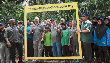  ??  ?? One for the album: Najib, Tun Abdullah and Tun Jeanne taking a special photo with schoolchil­dren and participan­ts during the event at Taman Tugu in Kuala Lumpur.