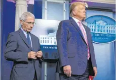  ?? FOTO: OLIVER CONTRERAS/IMAGO IMAGES ?? Enger Berater von US-Präsident Donald Trump (re.): Anthony Fauci (li.) geht vorübergeh­end in „modifizier­te Quarantäne“.