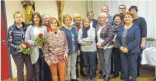  ?? FOTO: DIETER VOLCKART ?? Zahlreiche ehrenamtli­che Helfer wurden beim Mitarbeite­rabend der Kirchengem­einde für ihre vielschich­tigen und oft langjährig­en Dienste ausgezeich­net. Unser Bild zeigt diejenigen mit den längsten „Dienstjahr­en“zusammen mit Pfarrer Ludwig Heller im Saal des Hüttlinger Gemeindeha­uses.