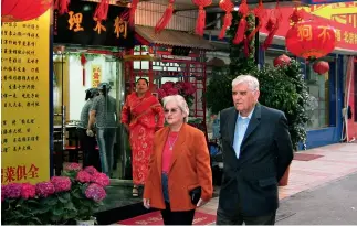  ??  ?? Abril de 2004. Los padres del autor pasean por una calle de Beijing durante su última visita a la capital china.
