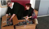  ??  ?? Tilly Pape übergibt  Kilogramm leere Stifte an Kathrin Schwarze. FOTO: REGINA ENGLERT