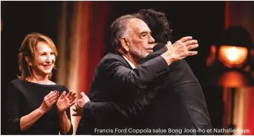  ??  ?? Francis Ford Coppola salue Bong Joon- ho et Nathalie Baye.