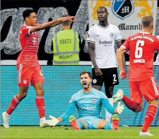  ?? ?? Musiala celebra su primer tanto de la noche y le agradece a Müller su asistencia, ante Trapp, portero del Eintracht.