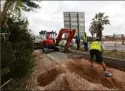  ?? (Photo doc L.M) ?? Les grands travaux devant l’aéroport doivent offrir un lifting à la piste en bord de mer.