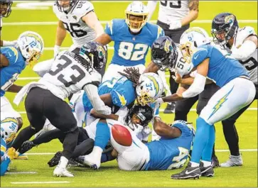  ?? Allen J. Schaben Los Angeles Times ?? THE CHARGERS’ Tevaughn Campbell ( 37) forces the Jaguars’ Dede Westbrook to fumble on a kick return.