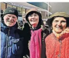  ?? ?? Alan Tyson-Carter (77), Sigrid Worms (80) und Renate Otte (81, r.) setzen ein Zeichen gegen Rechtsextr­emismus.