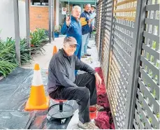  ?? Photo / Supplied ?? Mison Rotarians have fun painting a fence at Arohanui Hospice.