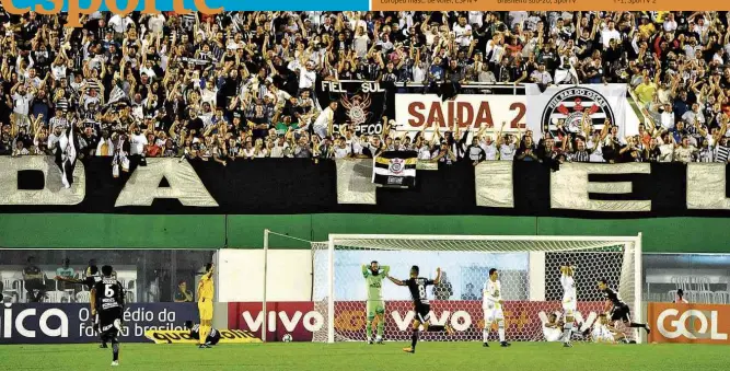  ??  ?? Jogadores do Corinthian­s comemoram gol da vitória sobre a Chapecoens­e aos 44 minutos do segundo tempo, na Arena Condá, em Chapecó (SC), com a torcida alvinegra ao fundo