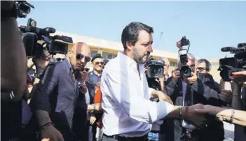  ??  ?? ► Salvini a su arribo ayer a un centro de atención de inmigrante­s en Pozzallo.