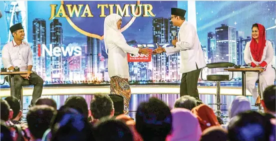  ?? DITE SURENDRA/JAWA POS ?? JAGA SUASANA: Khofifah dan Saifullah Yusuf bersalaman setelah debat perdana pilgub Jatim yang diadakan di Dyandra Convention Center, Surabaya, tadi malam.