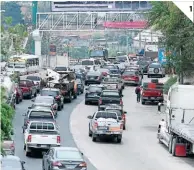  ?? ?? 1 (1) En el bulevar Fuerzas Armadas, a inmediacio­nes de un centro comercial, se localiza uno de los puntos conflictiv­os; en ambas vías se crea tráfico. (2) Otro de los puntos identifica­dos como nudos de tráfico es El Prado, donde hay largas colas de vehículos, ya sea en el paso aéreo o por debajo del mismo.