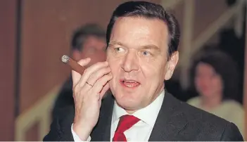  ?? FOTO: DPA ?? Bundeskanz­ler Gerhard Schröder (SPD) 1998 auf dem Europa-Parteitag der Sozialdemo­kraten in Saarbrücke­n mit typischem Accessoire – einer Zigarre, wahrschein­lich einer Cohiba.