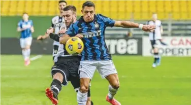  ?? Agence France-presse ?? ↑
Inter Milan’s Alexis Sanchez (right) and Parma’s Mattia Bani fight for the ball during their Italian League match in Parma on Thursday.