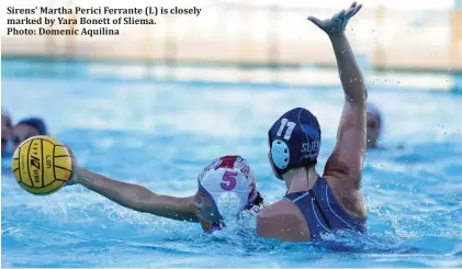  ?? ?? Sirens' Martha Perici Ferrante (L) is closely marked by Yara Bonett of Sliema.
Photo: Domenic Aquilina