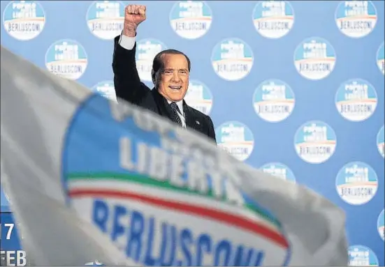  ?? GIORGIO PEROTTINO / REUTERS ?? L’ex-primer ministre italià Silvio Berlusconi saluda els seus partidaris durant el míting que va celebrar ahir a Torí