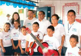  ??  ?? Para clases. Personal de SECULTURA Y Seguridad Pública entregaron los instrument­os de cuerdas a estudiante­s del Centro Escolar Cantón Concepción Jalponga, en Santiago Nonualco, para que desarrolle­n los talleres artísticos.