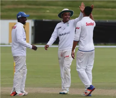  ?? BACKPAGEPI­X ?? LET’S KEEP THE SMILES BRIGHT, BOYS: Dane Piedt and his Cobras bowling unit did well to restrict the Warriors to 263/4 on day one of their Sunfoil Series clash in Port Elizabeth.