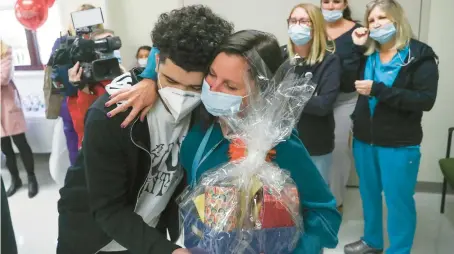  ?? HEATHER KHALIFA/THE PHILADELPH­IA INQUIRER PHOTOS ?? Ivan Cuevas hugs Ashley Morris, an ER/trauma social worker, at St. Christophe­r’s Hospital for Children.