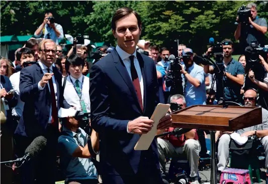  ?? PHOTO AFP ?? Jared Kushner, qui est à la fois le gendre et le proche conseiller du président, a fait une rare déclaratio­n publique, hier, à son retour à la Maison-Blanche. Il a, entre autres, affirmé avoir toujours agi de façon appropriée durant la campagne...