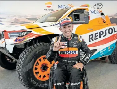  ?? ?? Isidre Esteve posa con el Toyota Hilux T1+ del Repsol Rally Team con el que correrá el Dakar 2023.