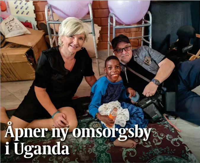  ?? FOTO: TROENS BEVIS ?? Rune Edvardsen og hans kone Sølvi sammen med ett av barna som nå har fått flytte inn på det nye omsorgssen­teret i Uganda.