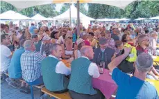  ?? FOTO: PRIVAT ?? Zahlreiche Gäste kamen zum Erdbeerfes­t nach Schemmerbe­rg.
