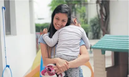  ?? Victoria elizalde ?? Romina Cuello abraza a su hija Luz (3), antes de dejarla en el jardín de Jakairá