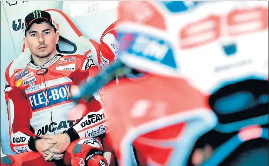 ??  ?? NEGOCIACIÓ­N A LA BAJA. Ducati ha sido rotundo y anuncia públicamen­te que si Lorenzo sigue será cobrando menos que hasta ahora.