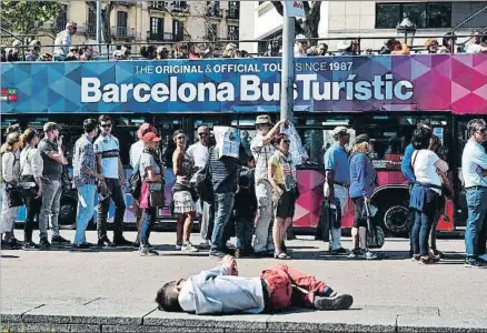  ?? ÀLEX GARCIA / ARCHIVO ?? Colas de turistas en Barcelona durante la Semana Santa