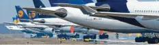  ?? Foto: dpa ?? Auf dieser Startbahn des Frankfurte­r Flughafens heben normalerwe­ise Flugzeuge ab. Jetzt wird sie als Lufthansa-Parkplatz benutzt.