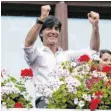  ??  ?? Als Weltmeiste­r jubelte Joachim Löw 2014 in Rio de Janeiro (re.), ebenso wie in Freiburg (oben). 2018 in Sotschi (ganz oben) posierte er cool an der Strandprom­enade; die Elf schied aber vorzeitig aus.