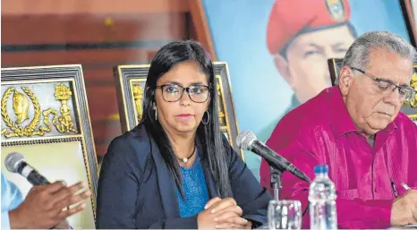 ?? FOTO: AFP ?? Delcy Rodríguez, die knallharte Ex-Außenminis­terin von Präsident Nicolás Maduro, bei der ersten Zusammenku­nft der neuen „Volksversa­mmlung“. Daneben ihr Stellvertr­eter Isaías Rodríguez.